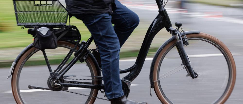 Rettungsdienstler fordern eine Helmpflicht für Pedelec-Fahrer. (Symbolbild)