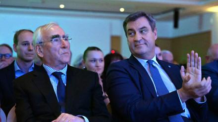 Ein Spaß von Theo Waigel über Söders Aktivität in den sozialen Netzwerken soll Bayerns Ministerpräsident zum Schmunzeln gebracht haben. (Archivbild)