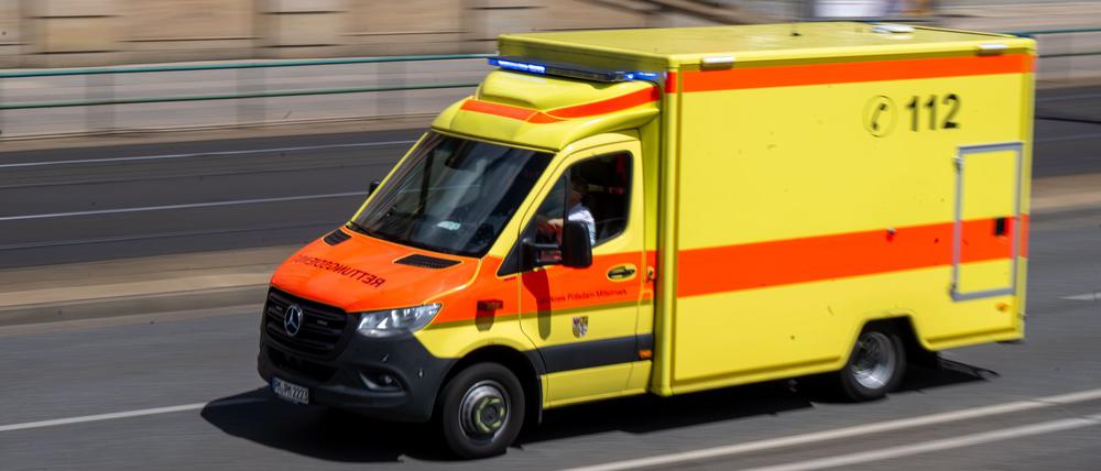 Rettungswagen in Potsdam in Einsatz. (Symbolbild)
