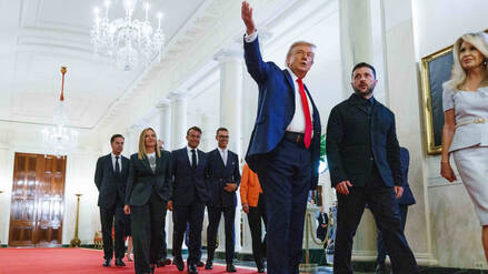 US-Präsident Trump und der ukranische Präsident Selenskyj vor den anderen Gipfelgästen im Weißen Haus.