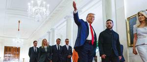 US-Präsident Trump und der ukranische Präsident Selenskyj vor den anderen Gipfelgästen im Weißen Haus.