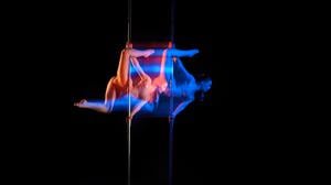 Beim Pole Dance kommt es auf Kraft, Körperspannung und Koordination an.  