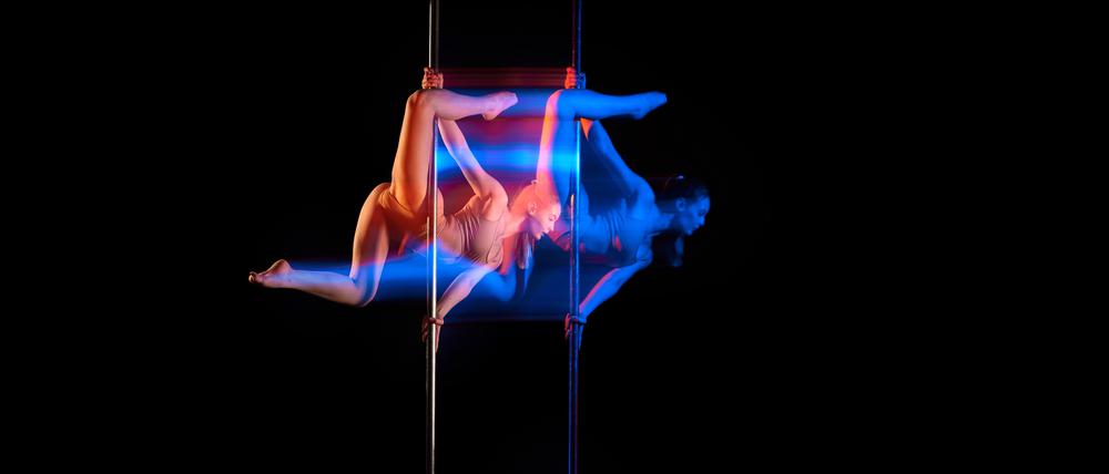Beim Pole Dance kommt es auf Kraft, Körperspannung und Koordination an.