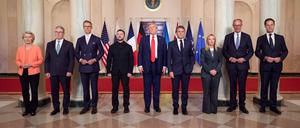 Wolodymyr Selenskyj und andere europäische Spitzenpolitiker am vergangenen Montag mit Donald Trump im Weißen Haus.