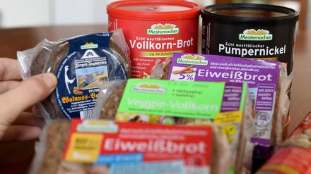 Brotsorten der Großbäckerei Mestemacher liegen  auf einem Tisch. Der traditionsreiche Vollkorn- und Pumpernickelspezialist Mestemacher gehört zu den großen Backwarenanbietern in Deutschland und liefert in 90 Länder. 