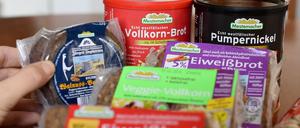 Brotsorten der Großbäckerei Mestemacher liegen  auf einem Tisch. Der traditionsreiche Vollkorn- und Pumpernickelspezialist Mestemacher gehört zu den großen Backwarenanbietern in Deutschland und liefert in 90 Länder. 