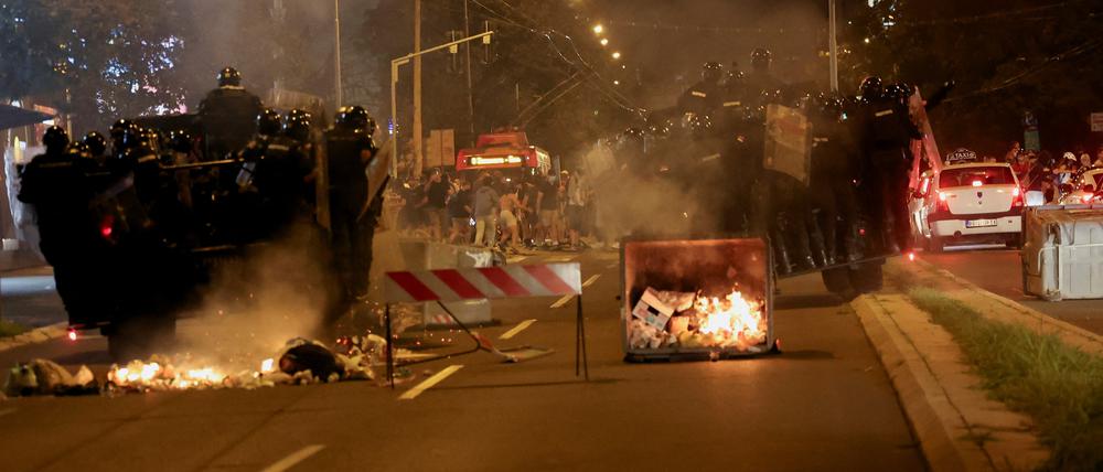 Krawalle bei Anti-Regierungsdemos in Belgrad. 