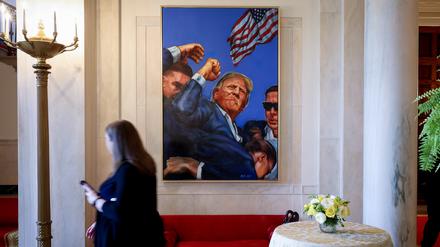 Ein Gemälde von Donald Trump im Weißen Haus. Es zeigt seine Reaktion nach dem Anschlag auf ihn. 