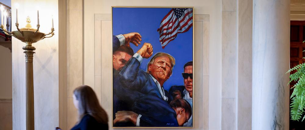 Ein Gemälde von Donald Trump im Weißen Haus. Es zeigt seine Reaktion nach dem Anschlag auf ihn.