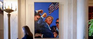 Ein Gemälde von Donald Trump im Weißen Haus. Es zeigt seine Reaktion nach dem Anschlag auf ihn. 