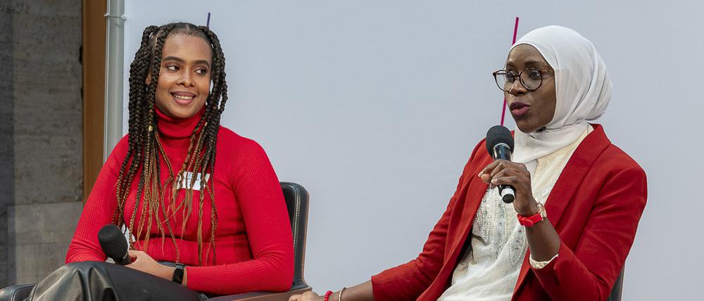Mitgestalten: Nyima Jadama aus Gambia (rechts) ist Mitglied im Refugee Advisory Board.