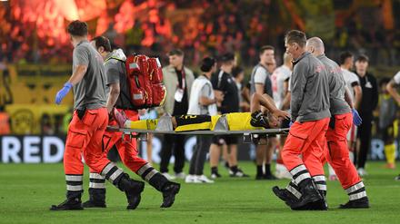 Tief in der Nachspielzeit musste BVB-Rechtsverteidiger Yan Couto vom Platz getragen werden.