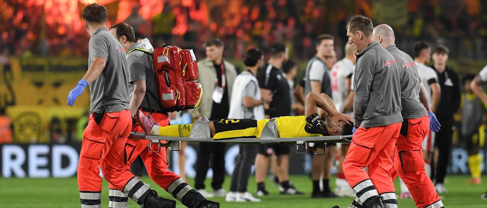 Tief in der Nachspielzeit musste BVB-Rechtsverteidiger Yan Couto vom Platz getragen werden.