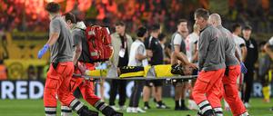 Tief in der Nachspielzeit musste BVB-Rechtsverteidiger Yan Couto vom Platz getragen werden.
