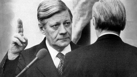 Knapp zwei Stunden nach seiner erneuten Wahl durch den Deutschen Bundestag wird Helmut Schmidt am 15.12.1976 als Bundeskanzler vereidigt.
