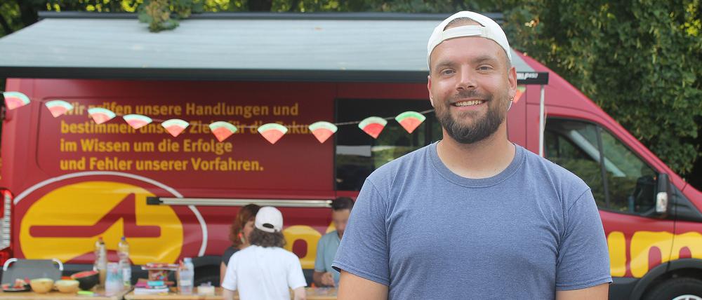 Nikolas Sawitzki leitet das Marzahn-Hellersdorfer Team vom mobilen Kinder- und Jugendzentrum / Credit: Steffi Bey