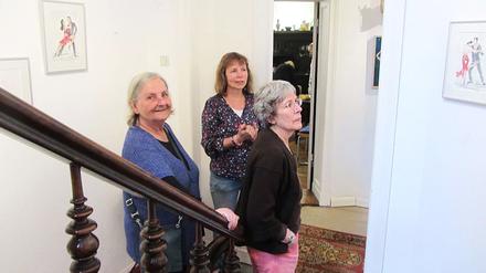 Ausstellung von Bettina Skuras: Besucherinnen bewundern die im Treppenhaus tanzenden Paare.