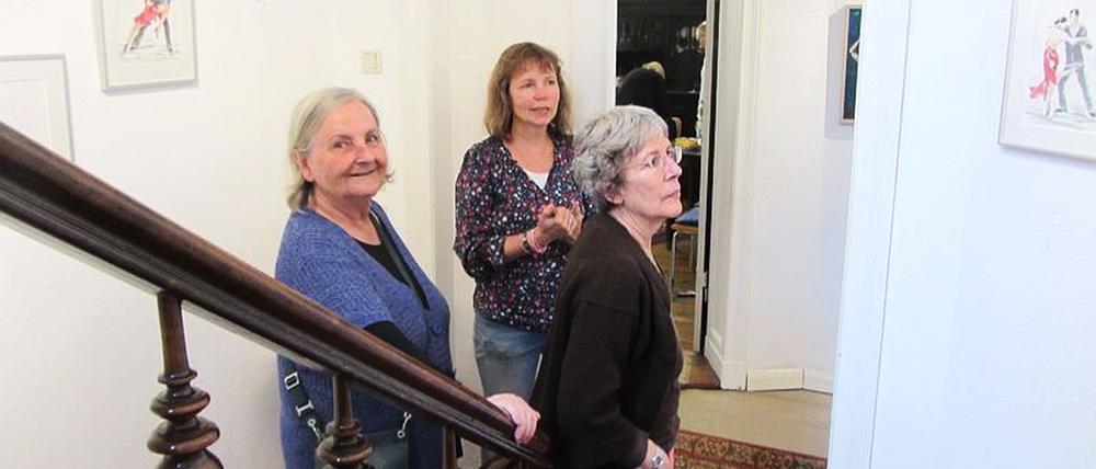 Ausstellung von Bettina Skuras: Besucherinnen bewundern die im Treppenhaus tanzenden Paare.
