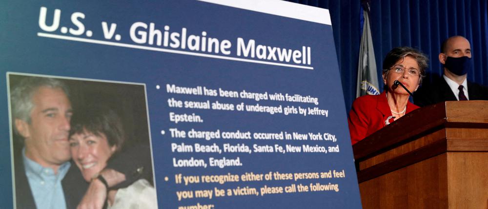 Pressekonferenz, wo ein Foto von Epstein und seiner Komplizin Maxwell gezeigt wird.