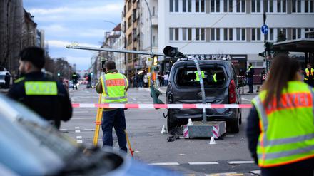 Polizeibeamte sichern die Spuren eines schweren Verkehrsunfalls auf dem Platz der Luftbrücke. Auf der Kreuzung fuhr ein Autofahrer in eine Baustellenampel und verletzte eine Fußgängerin lebensbedrohlich.