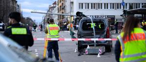 Polizeibeamte sichern die Spuren eines schweren Verkehrsunfalls auf dem Platz der Luftbrücke. Auf der Kreuzung fuhr ein Autofahrer in eine Baustellenampel und verletzte eine Fußgängerin lebensbedrohlich.