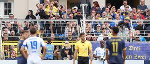 In Leipzig wurde Schalke-Profi Antwi-Adjei von zahlreichen Zuschauern bei jeder Ballberührung mit Pfiffen bedacht.