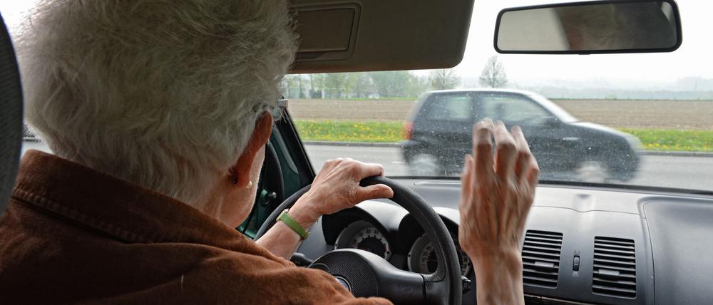 Je älter ein Autofahrer ist, desto höher ist sein Unfallrisiko – und das Risiko für andere Verkehrsteilnehmer.