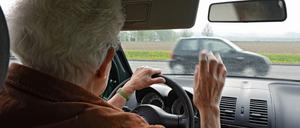 Je älter ein Autofahrer ist, desto höher ist sein Unfallrisiko – und das Risiko für andere Verkehrsteilnehmer.