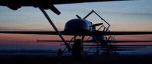 28.02.2025, Ukraine: Langstreckendrohnen des Typs An-196 Ljutyj stehen vor dem Start in einer Reihe an einem ungenannten Ort in der Ukraine.