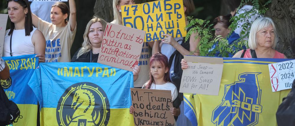 Demonstranten vor der Botschaft der USA in Kyjiw. 