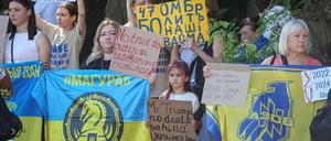Demonstranten vor der Botschaft der USA in Kyjiw. 