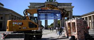 Die Deutsche Stiftung Denkmalschutz wies auch mit einer Aktion am Brandenburger Tor auf ihr „Schwarzbuch“ hin.
