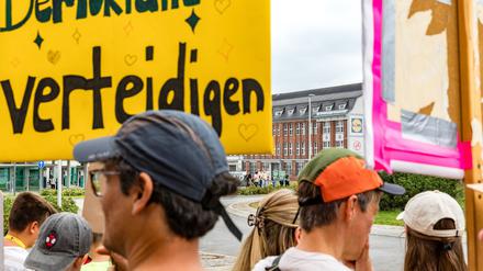 Demonstranten stellen sich in Spremberg gegen eine Versammlung der rechtsextremen Gruppierung Der Dritte Weg. (Archivbild)  