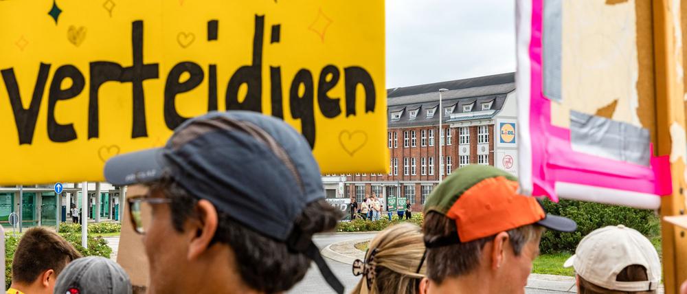 Demonstranten stellen sich in Spremberg gegen eine Versammlung der rechtsextremen Gruppierung Der Dritte Weg. (Archivbild)  