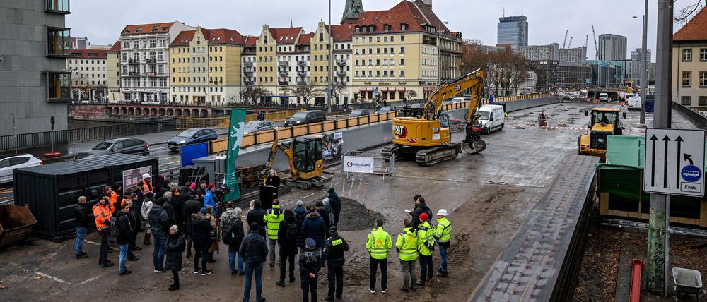 An der Mühlendammbrücke wird noch lange gebaut werden. (Archivbild)