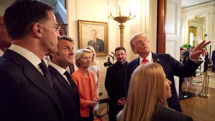 US-Präsident Donald Trump führt seine Gäste durch das Weiße Haus.