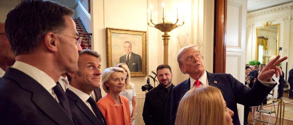 US-Präsident Donald Trump führt seine Gäste durch das Weiße Haus.