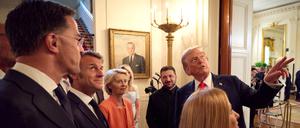 US-Präsident Donald Trump führt seine Gäste durch das Weiße Haus.