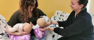 Im Simulationslabor der Evangelischen Hochschule Berlin (EHB) bereiten sich angehende Hebammen auf den Ernstfall vor.
