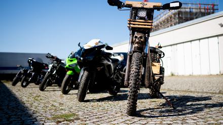 Bei Durchsuchungen im Rocker-Milieu hat die Polizei zehn Motorräder sichergestellt.