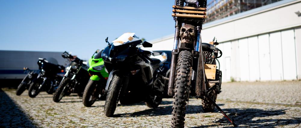 Bei Durchsuchungen im Rocker-Milieu hat die Polizei zehn Motorräder sichergestellt.