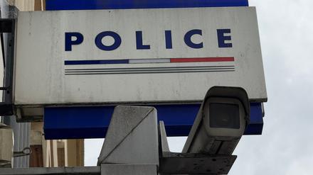 An einem Kommissariat in Frankreich hängt ein Schild mit der Aufschrift Polizei. In Frankreich gibt es nach dem Tod eines bekannten Streamers vor laufender Kamera Misshandlungsvorwürfe gegen zwei weitere Streamer sowie Empörung in der Politik. 