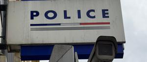 An einem Kommissariat in Frankreich hängt ein Schild mit der Aufschrift Polizei. In Frankreich gibt es nach dem Tod eines bekannten Streamers vor laufender Kamera Misshandlungsvorwürfe gegen zwei weitere Streamer sowie Empörung in der Politik. 