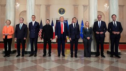 Ursula von der Leyen (l-r), Präsidentin der Europäischen Kommission, Keir Starmer, Premierminister von Großbritannien, Alexander Stubb, Präsident von Finnland, Wolodymyr Selenskyj, Präsident der Ukraine, US-Präsident Donald Trump, Emmanuel Macron, Präsident von Frankreich, Giorgia Meloni, Ministerpräsidentin von Italien, Bundeskanzler Friedrich Merz (CDU) und NATO-Generalsekretär Mark Rutte stellen sich für ein Gruppenfoto im großen Foyer des Weißen Hauses auf. 