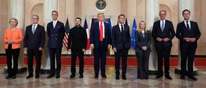 Ursula von der Leyen (l-r), Präsidentin der Europäischen Kommission, Keir Starmer, Premierminister von Großbritannien, Alexander Stubb, Präsident von Finnland, Wolodymyr Selenskyj, Präsident der Ukraine, US-Präsident Donald Trump, Emmanuel Macron, Präsident von Frankreich, Giorgia Meloni, Ministerpräsidentin von Italien, Bundeskanzler Friedrich Merz (CDU) und NATO-Generalsekretär Mark Rutte stellen sich für ein Gruppenfoto im großen Foyer des Weißen Hauses auf. 