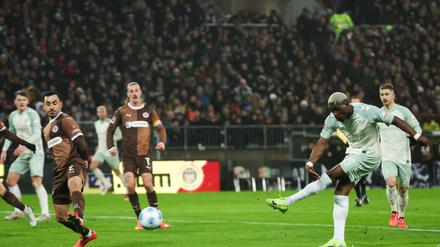 Derrick Köhn (r) erzielte in der vergangenen Saison einen von zwei insgesamt zwei Treffern gegen St. Pauli.