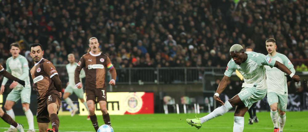 Derrick Köhn (r) erzielte in der vergangenen Saison einen von zwei insgesamt zwei Treffern gegen St. Pauli.