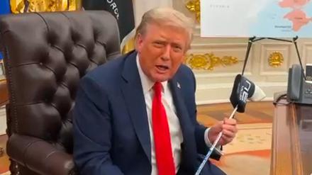 Donald Trump mit dem Golfschläger.