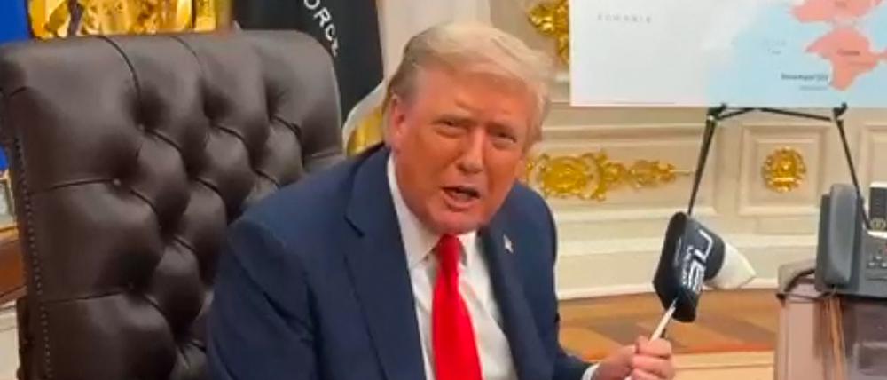 Donald Trump mit dem Golfschläger.