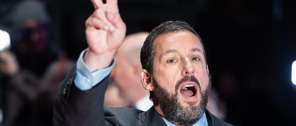 Hat gut lachen und Grund für eine Siegerpose: Adam Sandler ist mit „Happy Gilmore 2“ ein erfolgreiches Sequel gelungen. (Archivbild)